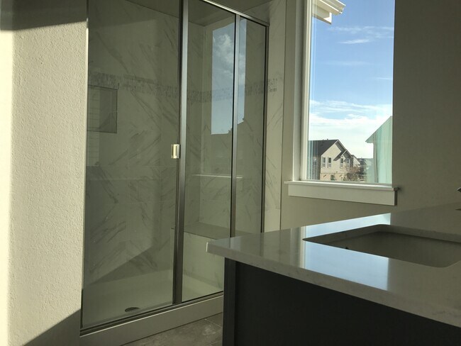 Building Photo - BEAUTIFUL TOWNHOUSE IN CRESTVIEW