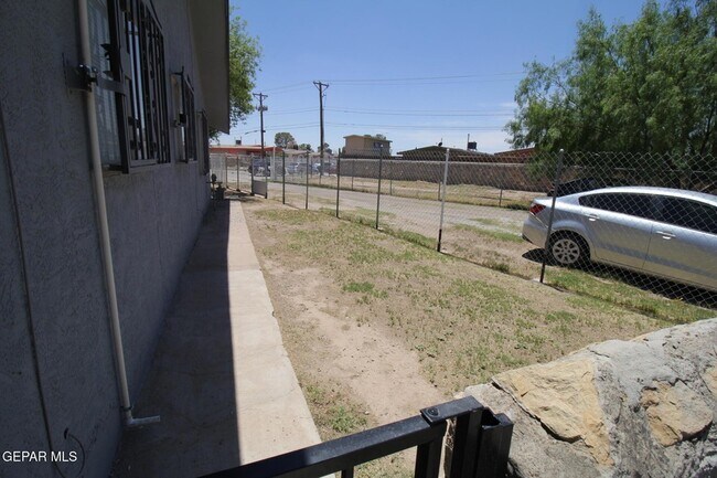 Building Photo - 9604 Gaza Dr
