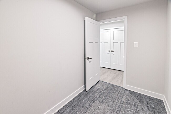 Building Photo - 3 bedroom, 2.5 bath Middletown end unit townhome