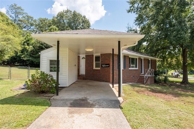 Building Photo - 208 Yancy Dr SE