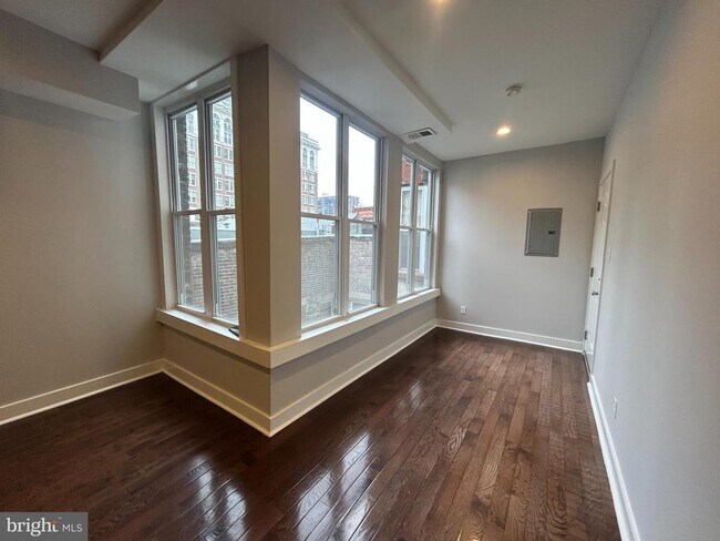 Building Photo - 723 Sansom St