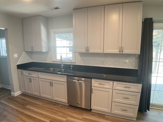 Building Photo - Modern Comfort and Convenience in the Heart of Durham