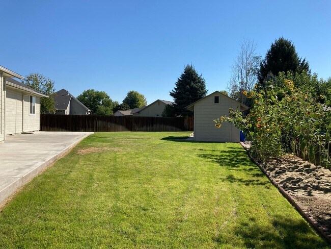Building Photo - 928 N Middlemist Pl - Awesome Backyard, Go...