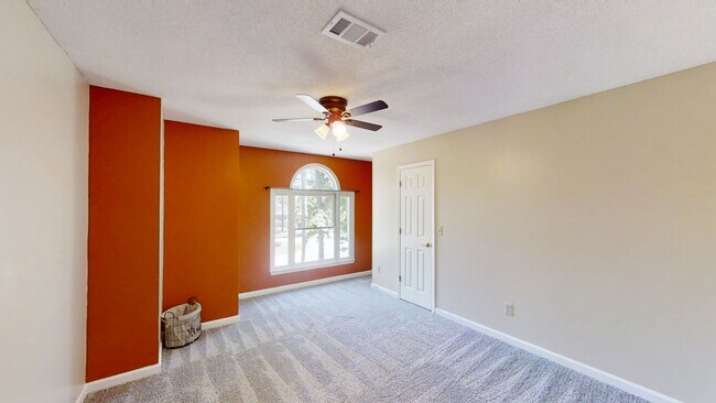 Building Photo - 4130 Knollcrest Cir N