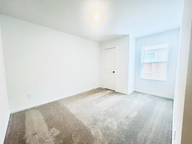 Building Photo - 3047 Mallorca Dr