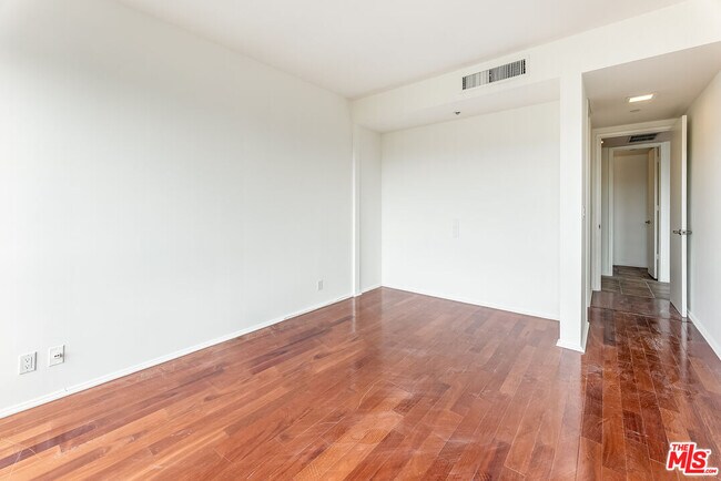 Building Photo - 10551 Wilshire Blvd