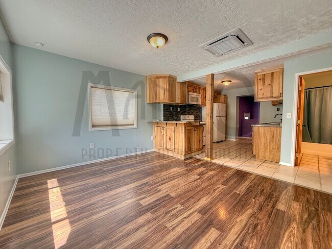 Building Photo - Spacious Dwight Merkel Home
