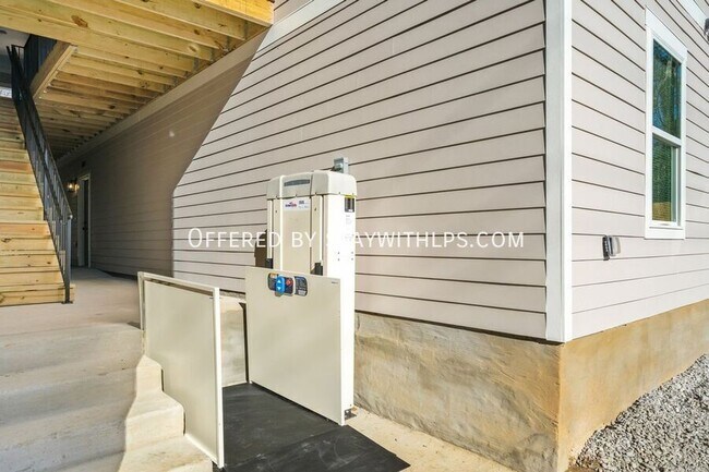 Building Photo - 1571 Court Ave