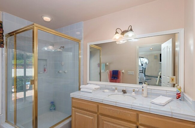 Building Photo - 6 South Peak