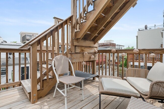 Building Photo - Bright & Immaculate 2 Bed · 3 Bath