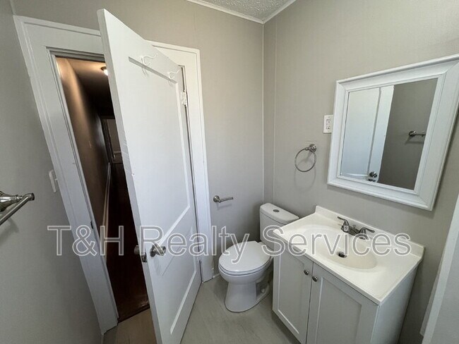 Building Photo - 23 S Spencer Ave