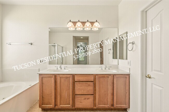 Building Photo - 814 West Camino Curvitas