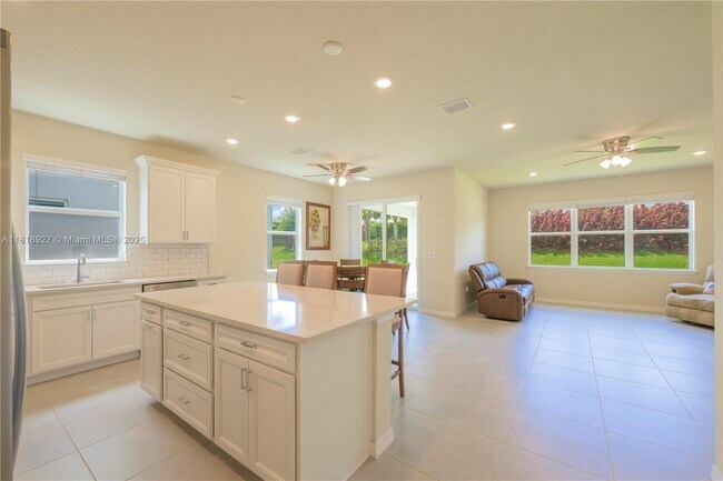 Building Photo - 12300 SW Myrtle Oak Dr