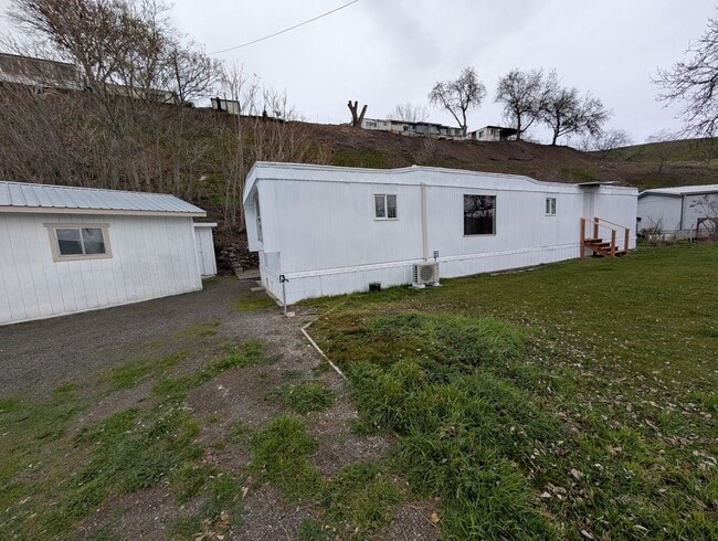 Building Photo - 2 Bedroom 1 Bath House with Detached Garage/Workshop