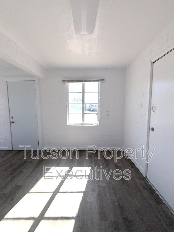 Building Photo - 130 E Delano St