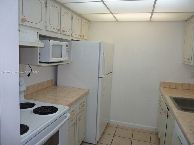 Building Photo - 14211 N Kendall Dr