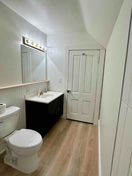 Building Photo - 218 N Main St