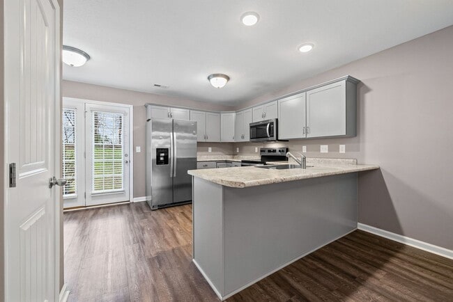 Building Photo - 2 Bedroom Condo For Rent With Community Swimming Pool!