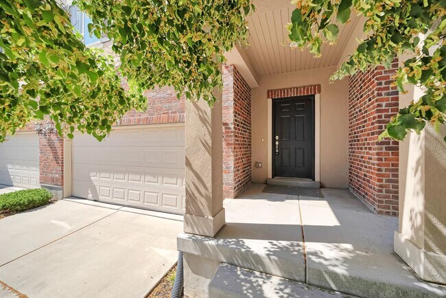 Building Photo - Beautiful 3 Bed Ivory Ridge T/home w 2 car...