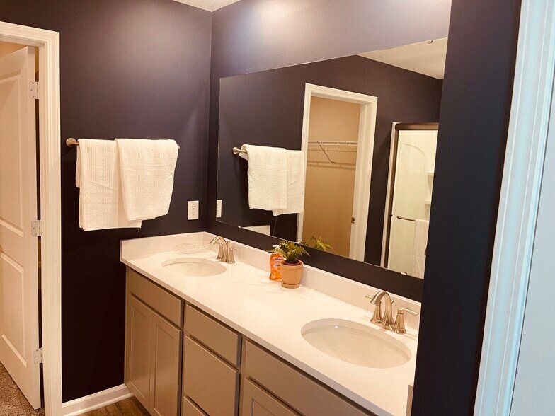 Bedroom 1 bathroom - 6531 E Daisy Hill Ct