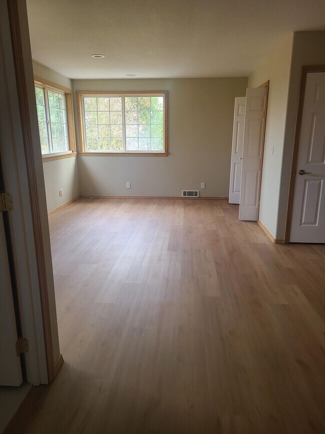 Building Photo - Spacious In-Town Home Near the High School