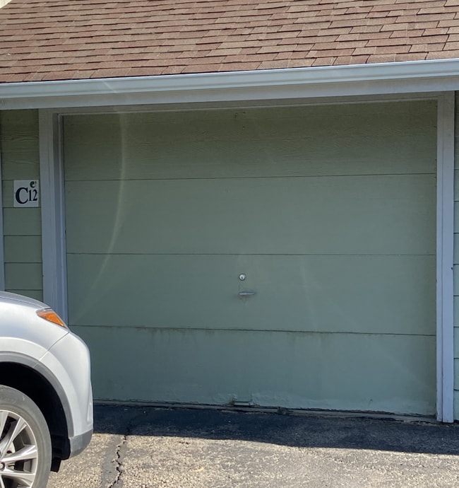 Building Photo - 3500 Rolling Green Dr