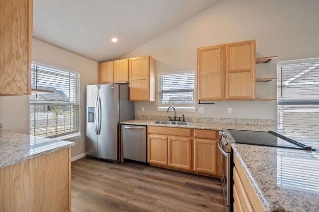 Building Photo - Like New Single Family Home!