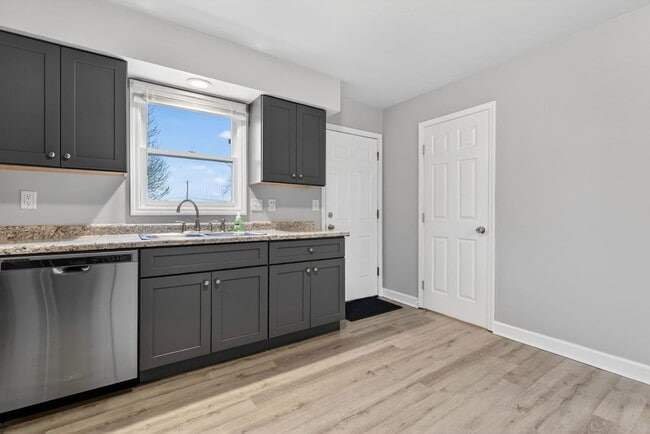 Building Photo - 115 Colonial Pkwy