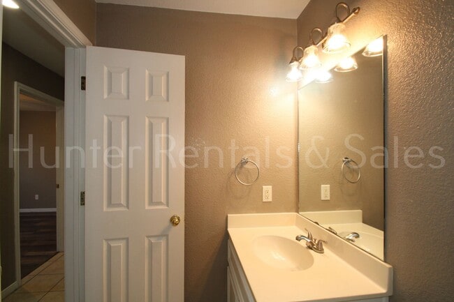 Building Photo - Quiet Area with No Backyard Neighbors