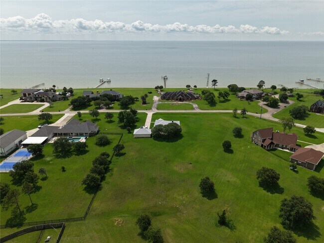 Building Photo - 9035 Point Dr