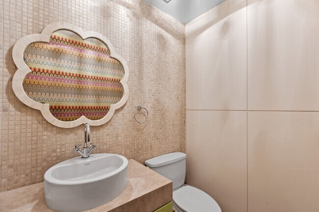 Building Photo - 10 E 14th St