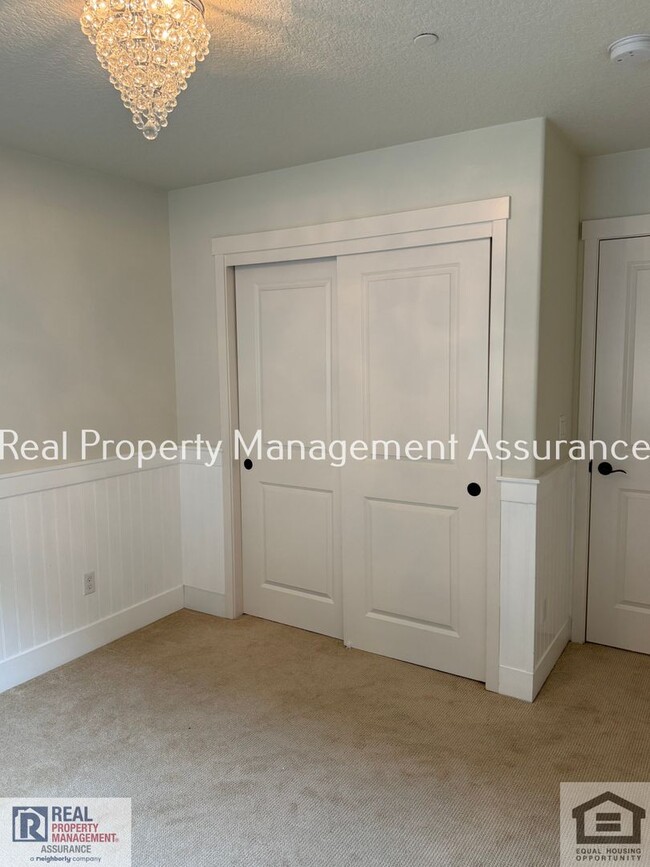 Building Photo - 28857 SW Geneva Loop