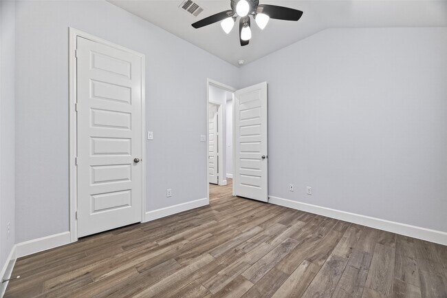 Building Photo - 302 Sky Top Dr