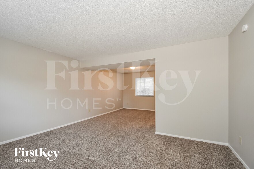 Building Photo - 2818 Ravenwood Dr