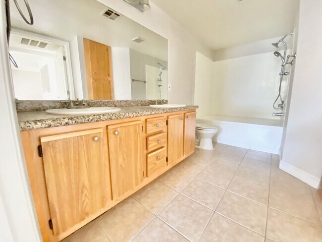Building Photo - ADORABLE FIRST FLOOR CONDO UNIT 1 BEDROOM / BATH, LOCATED IN A GATED COMMUNITY!