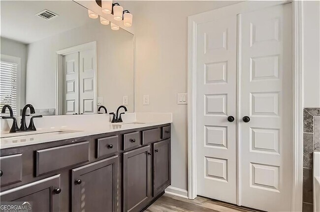 Building Photo - 3041 Westgate Park Dr