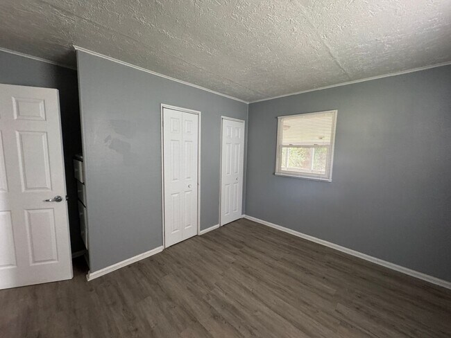Building Photo - Eagledale 3 Bedroom 1 Bath