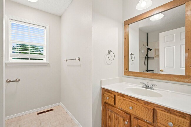 Building Photo - 511 E Dyann Dr