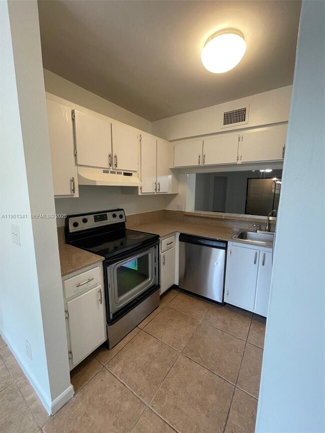 Building Photo - 5595 Courtyard Dr