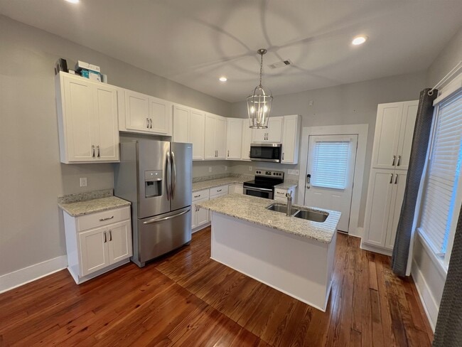 Building Photo - 897 S Cox St