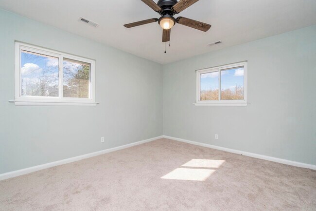 Building Photo - 152 Mann Dr