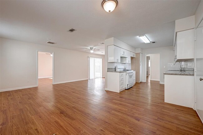 Building Photo - 5910 Sheringham St