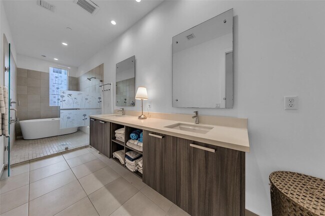 Building Photo - 1045 NE 18th Ave