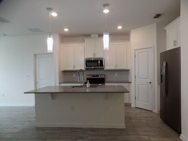 Building Photo - 1713 Chatsworth Cir