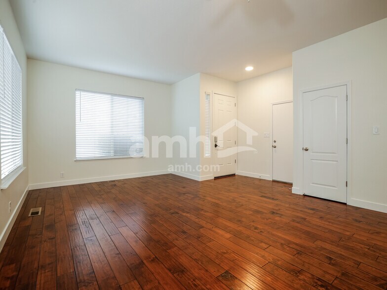 Building Photo - 6750 Diamond Glen Dr