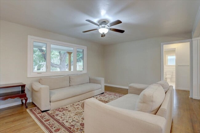 Building Photo - Beautifully renovated ranch home with drea...