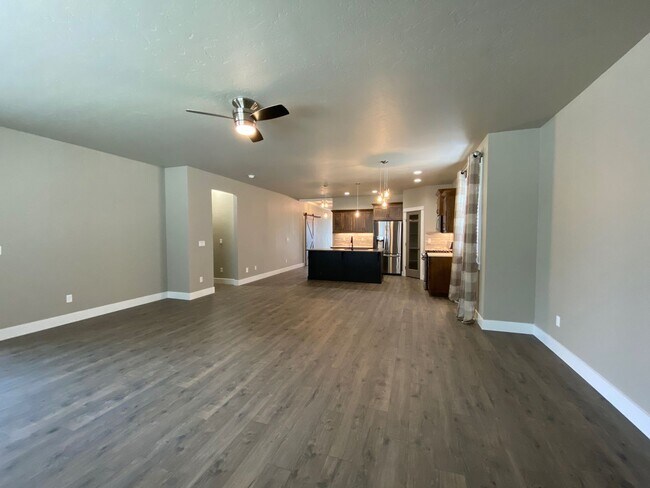 Building Photo - Lovely Single Level 3 Bed 2 Bath Home in M...