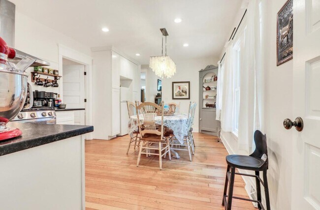 Building Photo - 543 Oakwood Trl