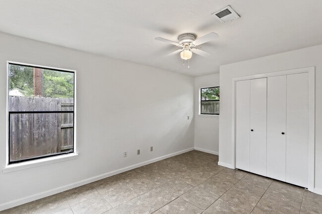 Building Photo - 2208 Lobo Dr