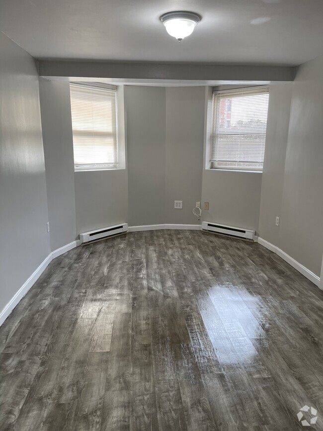 Building Photo - 463 Park Dr